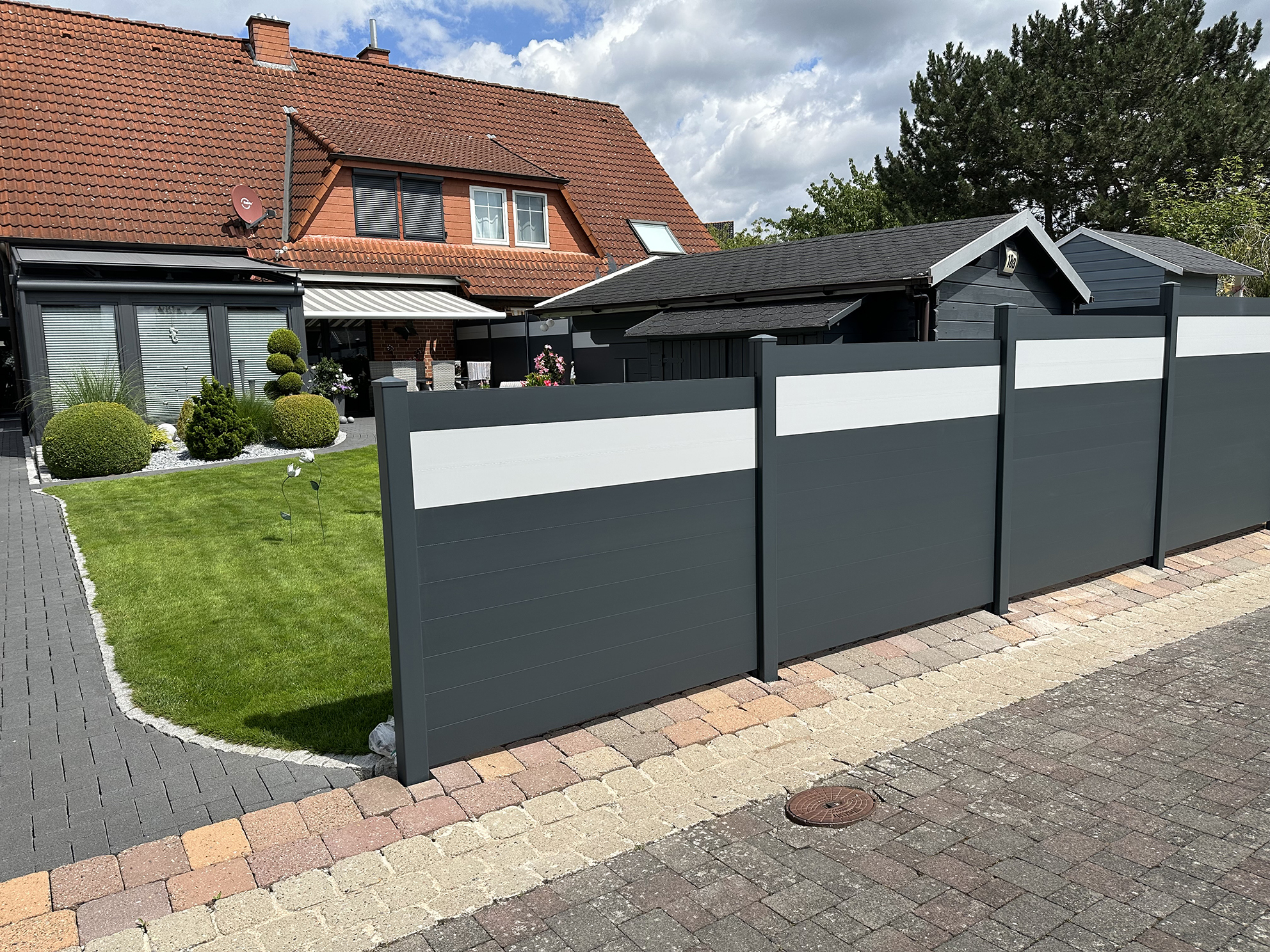 Primus_140x20_7016_Streifen_9006_gestuft